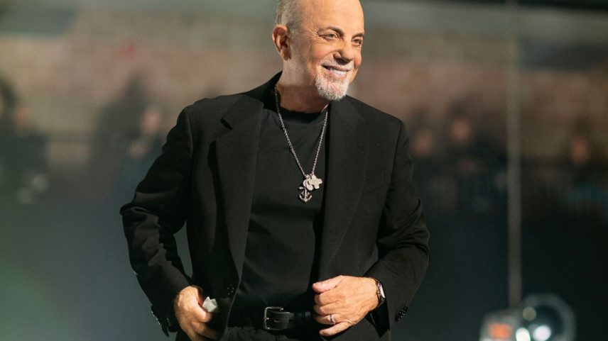 Billy Joel parou ao lado de um pedicab tocando "New York State of Mind" e cumprimentou os passageiros em um novo vídeo. (Foto: Reprodução)