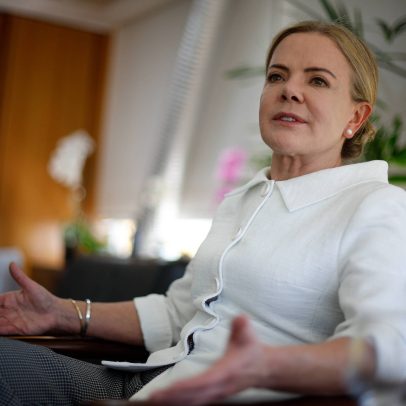 Câmara é pressionada a cassar mandato de Eduardo Bolsonaro por crime de lesa-pátria