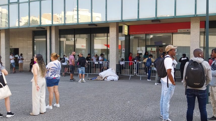 Imigrantes na fila esperam atendimento no Porto em meio aos colchões e lençóis de quem dormiu na fila (Foto: Gian Amato/Portugal Giro/O Globo)