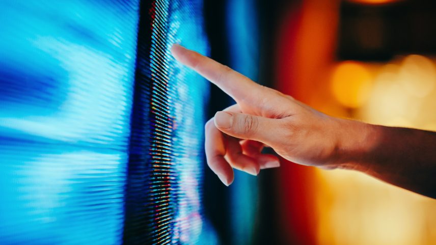O uso precisa ser visto como uma ferramenta para ampliar, e não substituir, o pensamento crítico, analítico e criativo dos colaboradores. (Foto: d3sign/Getty Images)