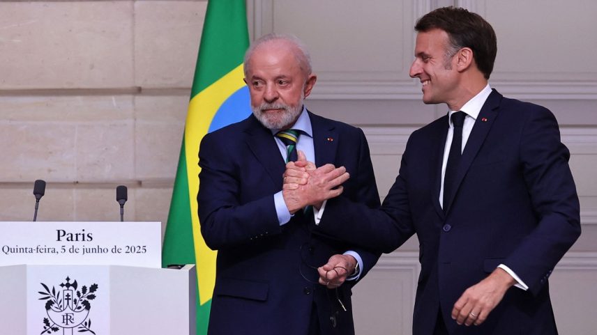 Lula e o presidente da França, Emmanuel Macron, em Paris (Foto: Christophe Petit Tesson / AFP)