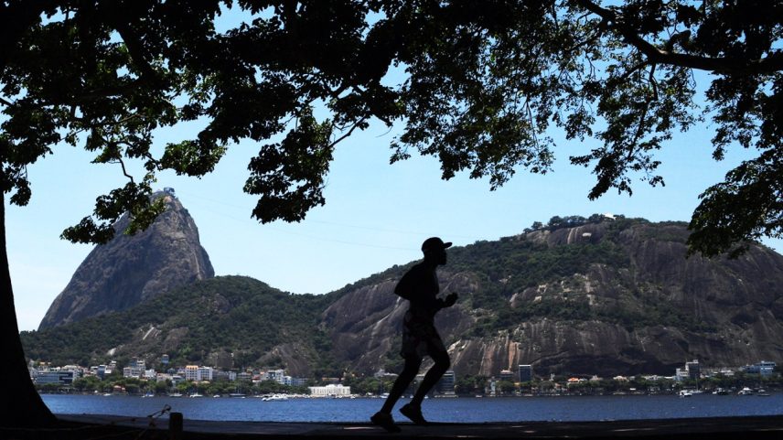 Homem realiza caminhada próximo de orla de praia, no Rio de Janeiro (RJ) (Foto: Vanderlei Almeida/AFP)