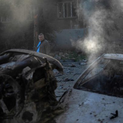Ataques russos em Kiev resultam em um morto e incêndio em escola