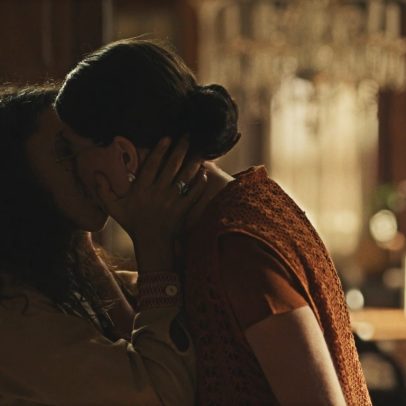 Jânia e Otília se reencontram e trocam beijos e declarações de amor