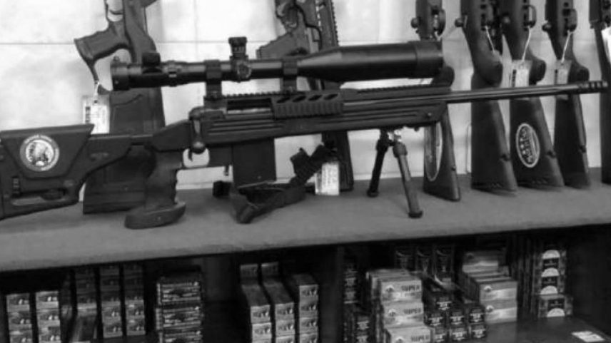 Fotografia que o policial Vagner Keith de Freitas tirou em uma loja de armas no Paraguai, segundo a Polícia Federal (Foto: Reprodução/PF)