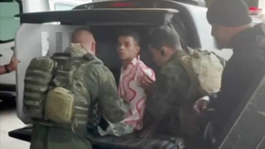 Homem que sequestrou ônibus na rodoviária do Rio de Janeiro no momento da prisão (Foto: Reprodução)