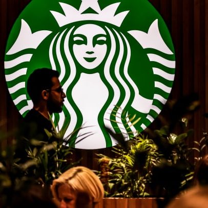 Starbucks pode enfrentar queda após estagnação em nível crucial, indicam gráficos