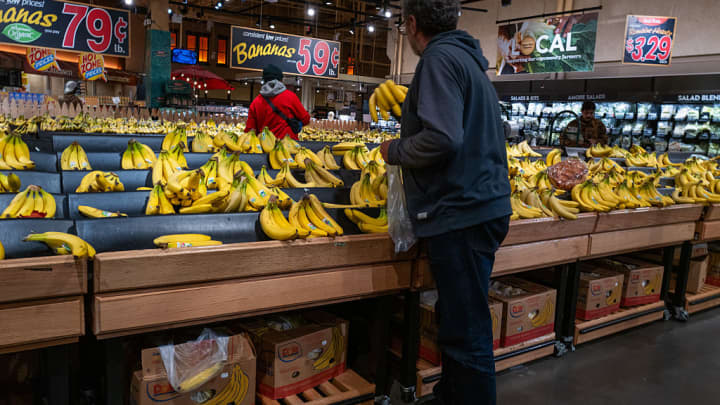 Pessoas fazem compras em um supermercado no Brooklyn em 13 de maio de 2025, na cidade de Nova York. (Foto: Spencer Platt | Getty Images)