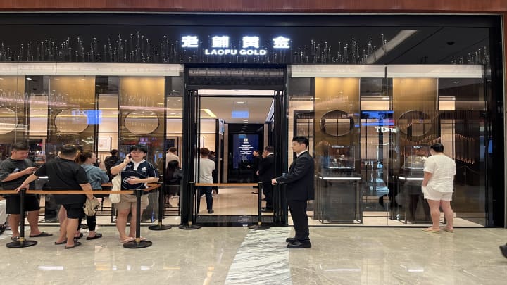 O presidente dos EUA, Donald Trump, e a primeira-dama Melania Trump compartilham um beijo enquanto assistem aos fogos de artifício durante uma celebração do Dia da Independência na Casa Branca em 4 de julho de 2025, em Washington, DC, EUA. (Foto: Eric Lee | Getty Images News | Getty Images)