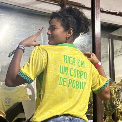 Bella Campos brilha em show com camisa do Brasil e encanta o público