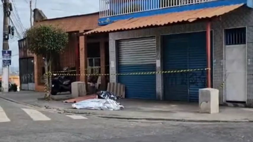 Polícia investiga as mortes a tiros de dois homens que invadiram uma casa de idosos no Jardim Ângela, na zona sul de São Paulo (Foto: Reprodução/TV Record)