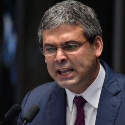 Tarifas de Trump são consideradas 'ataque à democracia', afirma líder do PT na Câmara