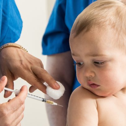 SUS inicia vacinação contra meningite para bebês de 1 ano a partir de hoje