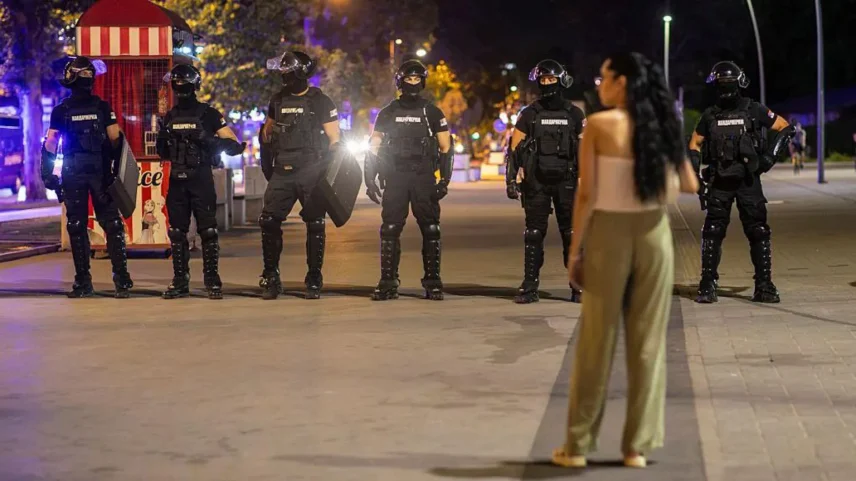 Janela quebrada do escritório do Partido Progressista da Sérvia (SNS) em Novi Sad durante os protestos desta semana - Foto: Getty Images