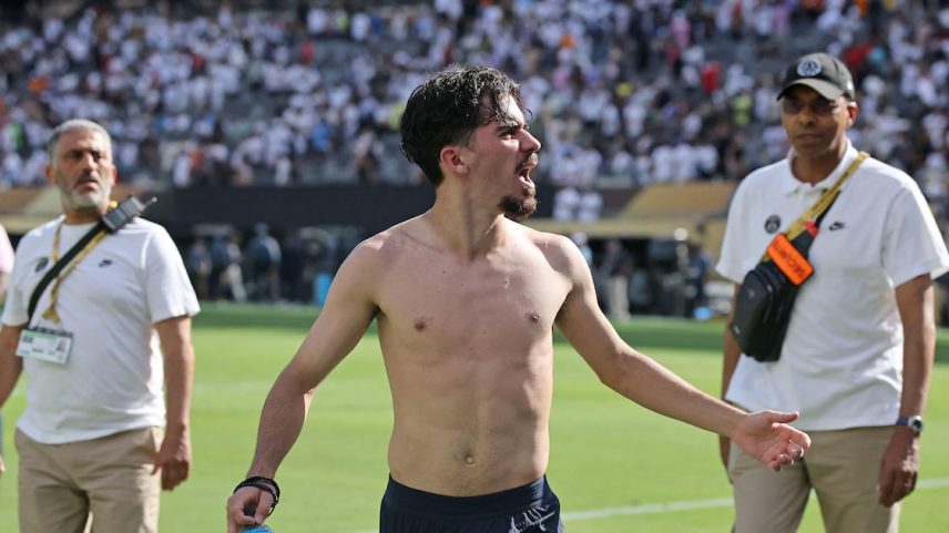 Vitinha, jogador do PSG, comemora vitória do time no Mundial (Foto: Alex Grimm/AFP)