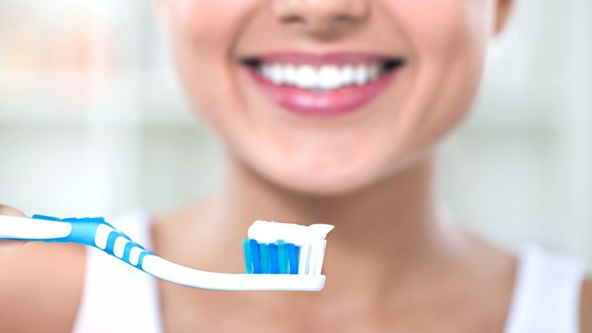 Quantidade ideal de creme dental para adultos é equivalente a uma 'ervilha' (Foto: iStock/Getty Images)
