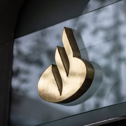 Santander registra lucro recorde global, mas enfrenta encargos de € 467 milhões no Brasil