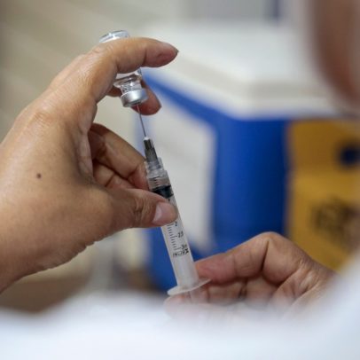 Vacinação contra Covid-19 para maiores de 65 anos começa no Rio nesta terça-feira