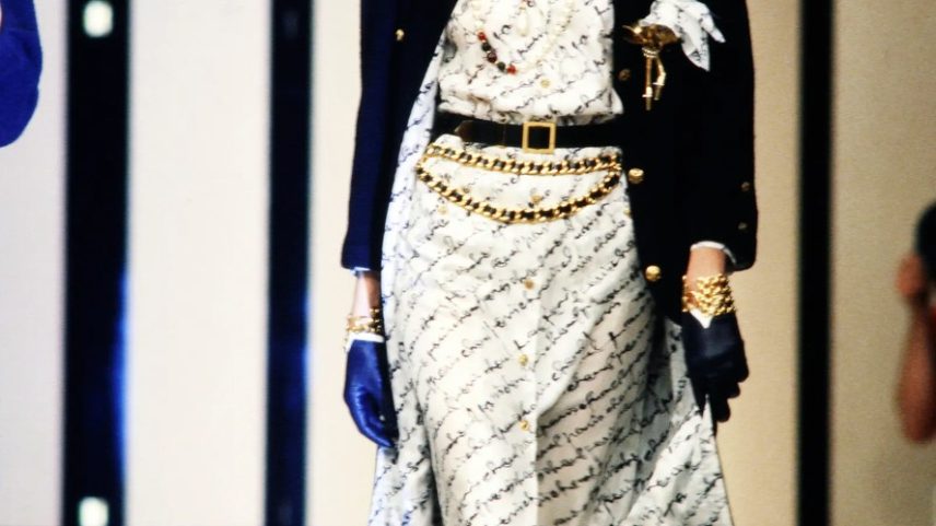 Sapatos Chanel bicolores (1982) — Foto: Getty Images