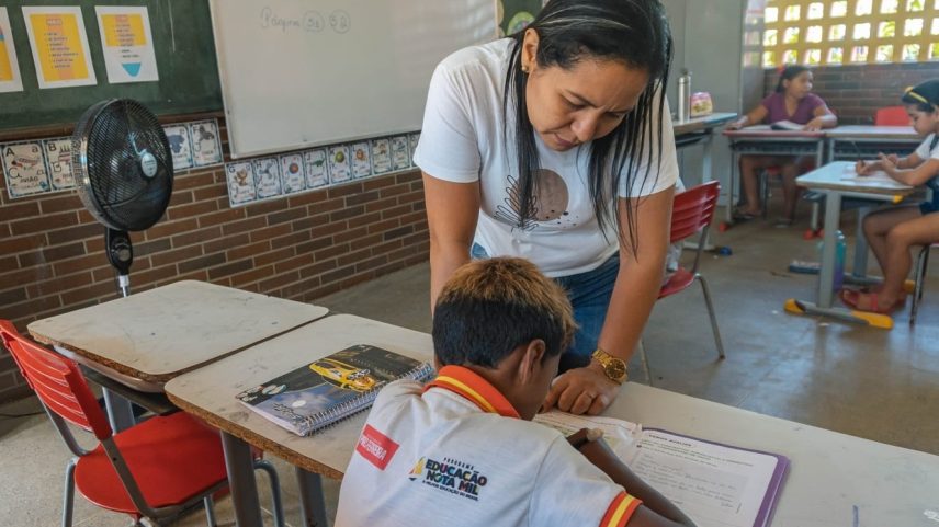 Escolas em Pires Ferrreira (CE) têm professores fora da sala de aula para acompanhar e dar reforço a alunos (Foto: Divulgação)