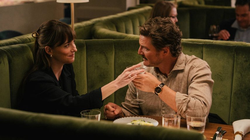 Dakota Johnson e Pedro Pascal em cena do filme "Amores Materialistas", de Celine Song (Foto: Divulgação)