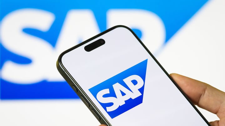 Uma pessoa segura um smartphone exibindo o logotipo da SAP, uma corporação multinacional de software alemã conhecida por suas soluções de planejamento de recursos empresariais. (Foto: Cheng Xin | Getty Images News | Getty Images)