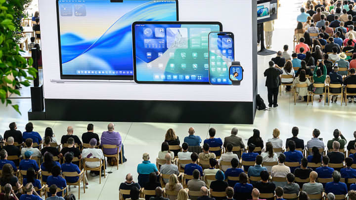 A Apple anuncia uma nova linguagem de design para seus sistemas operacionais chamada "Liquid Glass" durante a conferência anual "Worldwide Developers Conference" (WWDC) no Apple Park, sede corporativa da Apple Inc., em Cupertino, Califórnia, em 9 de junho de 2025. (Foto: Josh Edelson | AFP | Getty Images)