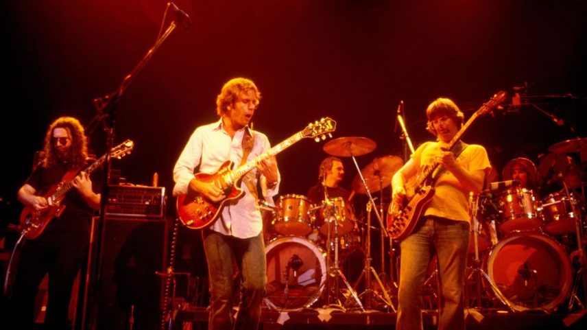 A Grateful Dead fez uma parceria com a Amazon para mercadorias e roupas oficiais, como camisetas de beisebol, que já estão disponíveis para compra online: Veja como encontrar e comprar. (Foto: Reprodução)