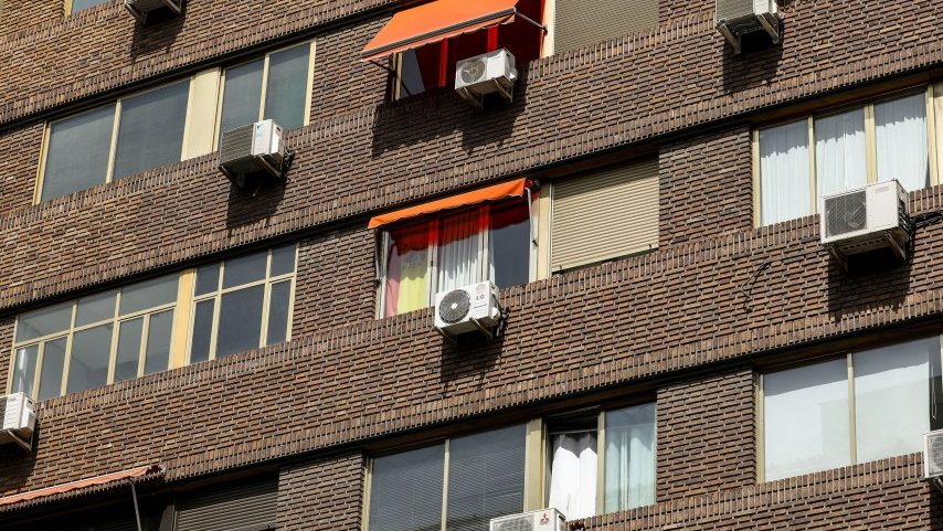 Unidades de ar-condicionado na parte externa de um prédio de apartamentos (Foto: Pablo Blazquez Dominguez/Getty Image)