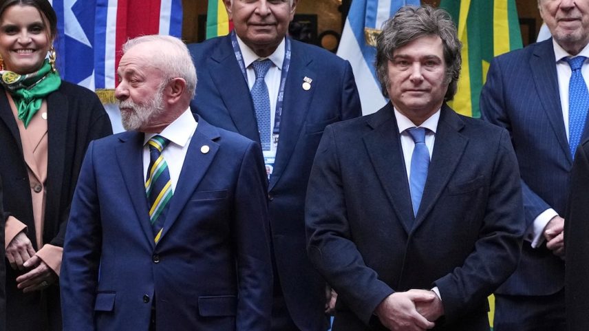 Lula e o presidente argentino, Javier Milei, na cúpula do Mercosul em Buenos Aires (Foto: Natacha Pisarenko/AP)