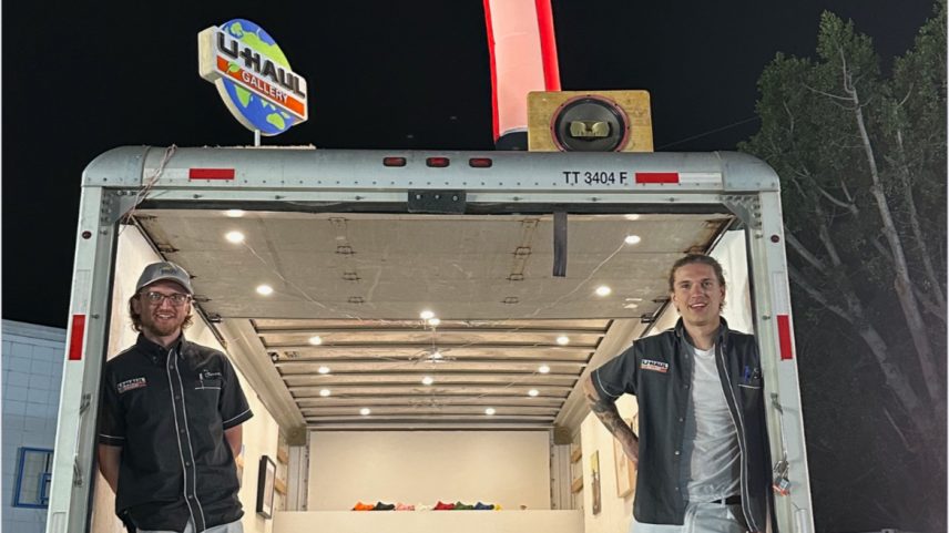 Jack Chase e James Sundquist em frente à U-Haul Gallery. (Foto: U-Haul Gallery)