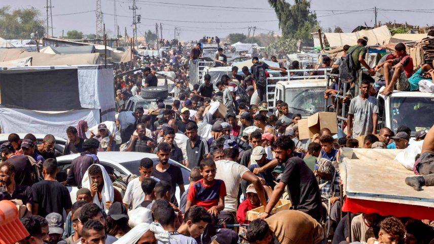 População palestina se desloca em busca de comida na área de Rafah, no sul da Faixa de Gaza - 28.jul.25 (Foto: AFP)