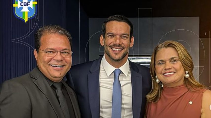 O presidente da CBF Samir Xaud entre a deputada Helena da Asatur e o marido dela Renildo Lima: alvos de operação da Polícia Federal (Foto: Reprodução / Instagram Helena da Asatur)