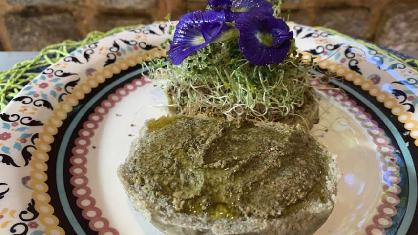 Sanduíche de patê artesanal elaborado com sementes de girassol e linhaça — Foto: Divulgação