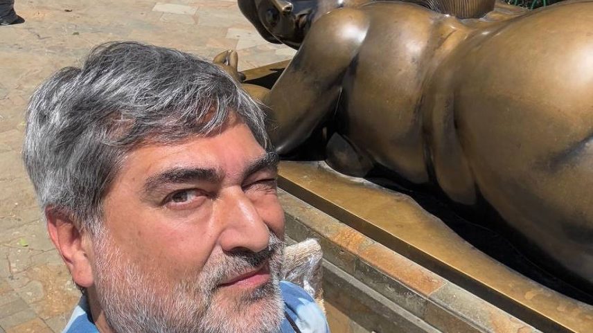 Na praça Botero, com mais de 20 esculturas do artista que nasceu na cidade (Foto: Zeca Camargo)