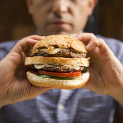 Tarifa de Trump elevará preços de Big Mac e Starbucks nos EUA, alertam entidades
