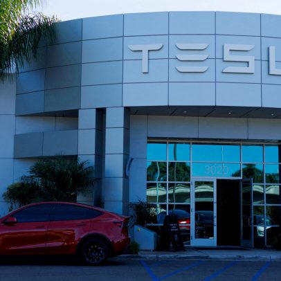 Tesla registra maior queda de receita em uma década e inicia produção de modelo acessível