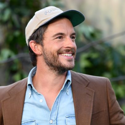 Jonathan Bailey transforma estereótipos de Hollywood com seu talento inovador