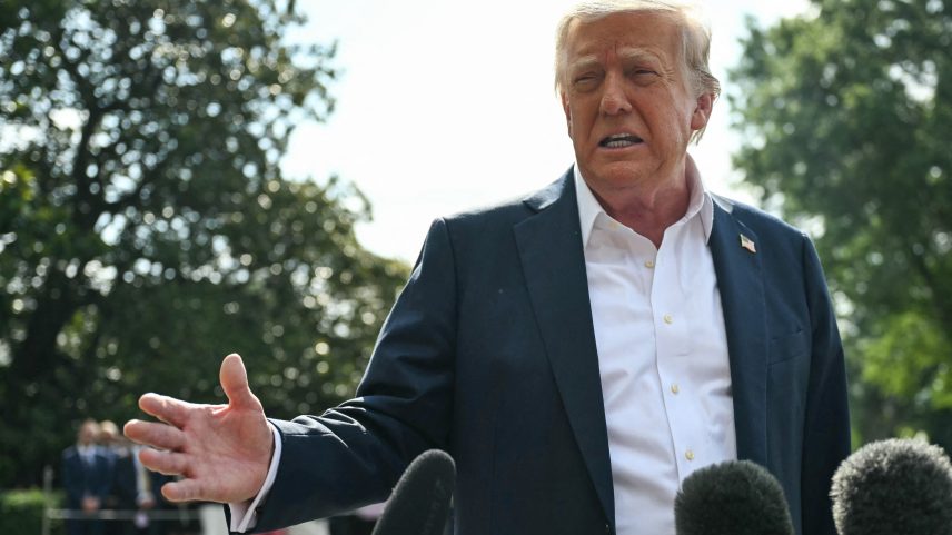 Donald Trump, presidente dos EUA, durante conversa com jornalistas ao sair da Casa Branca (Foto: Andrew Caballero-Reynolds/AFP)