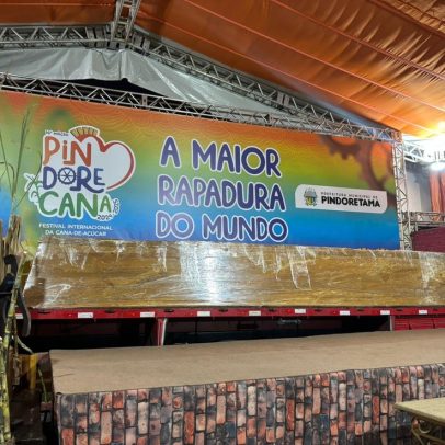 Rapadura de 18 toneladas é quebrada com britadeiras em ação no Ceará