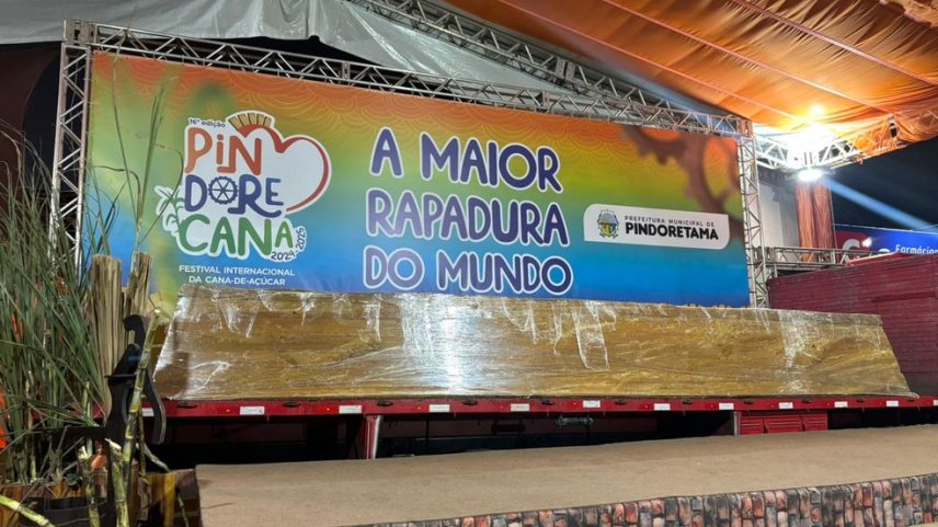 Maior rapadura do Brasil tinha 18,6 toneladas e foi repartida entre a população (Foto: Prefeitura de Pindoretama)