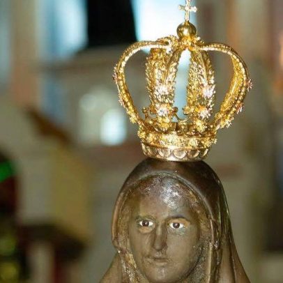 Arquidiocese investiga imagem sacra que supostamente produz mel em SP
