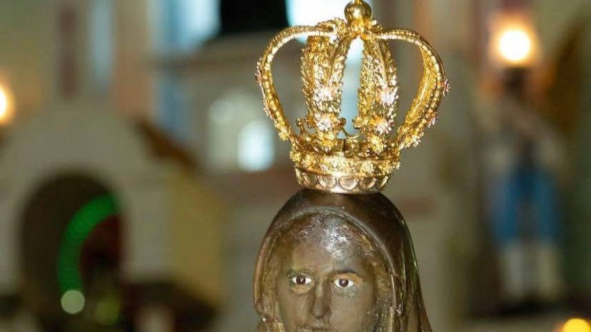 Imagem de Nossa Senhora de Fátima que supostamente expele mel no interior de SP (Foto: Kelem Figueiredo/Divulgação)