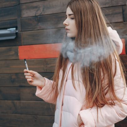 Mulheres adolescentes lideram consumo de vape influenciadas por amigos, revela estudo