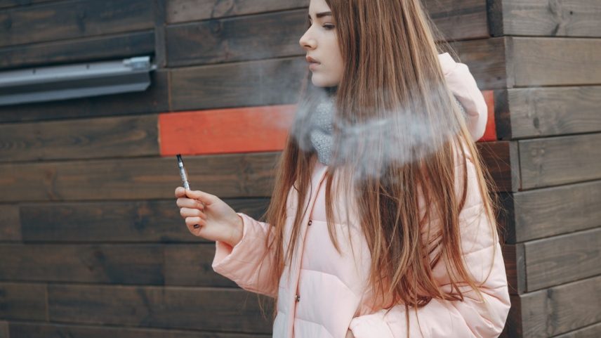 Jovem inala vapor produzido por cigarro eletrônico (Foto: Freepik)