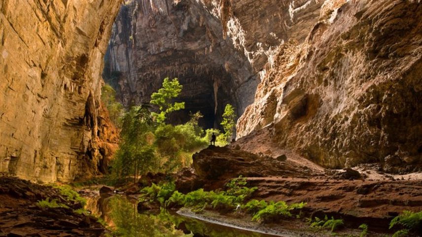 Vista da Gruta do Janelão e a Perna da Bailarina ao fundo, no Cânion do Peruaçu — Foto: Ataliba Coelho / Governo Federal