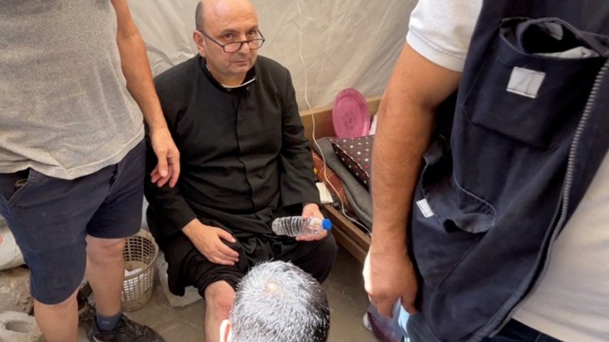 Padre Gabriele Romanelli recebe atendimento médico após ataque de Israel a igreja em Gaza (Foto: REUTERS/Dawoud Abu Alkas)