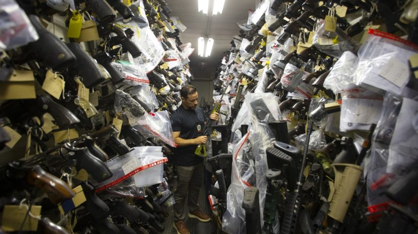 Rio apreendeu quase 5 mil fuzis nos últimos dez anos (Foto: Domingos Peixoto / Agência O Globo)