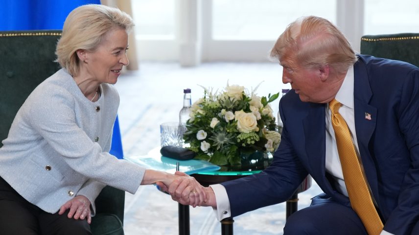Ursula von der Leyen, presidente da Comissão Europeia, aperta a mão do presidente dos EUA, Donald Trump (Foto: Andrew Harnik/Getty Images)