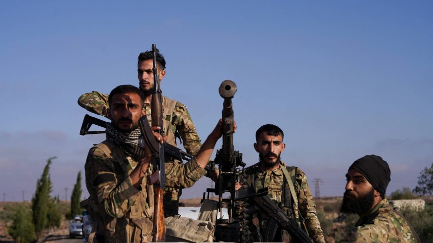 Membros das forças de segurança da Síria entram na cidade predominantemente drusa de Sweida (Foto: Karam al-Masri/Reuters)